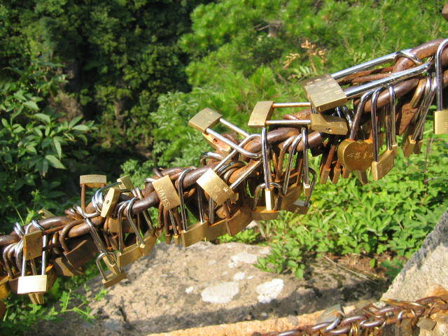 Huangshan, montagne sacrée. Les cadenas de l'amour fidèle.