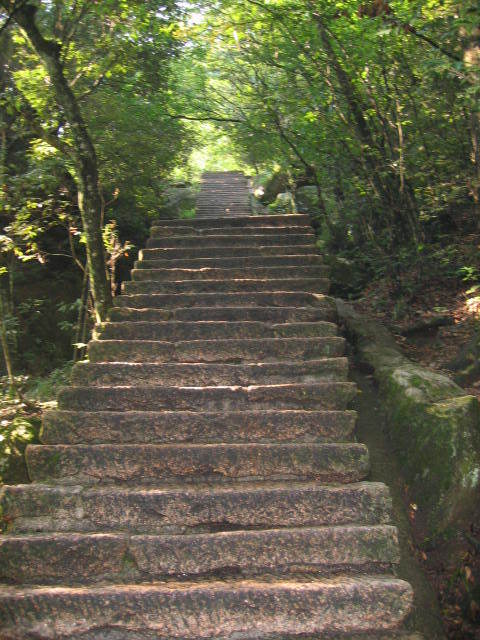 Une montagne sertie d'escaliers...