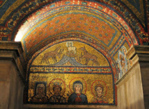 Rome, Basilique de ste Praxède, La Vierge Marie, entourée de Sainte Praxède et Sainte Pudentiana, ainsi que de la donatrice de la mosaïque. Rome, Basilique de ste Praxède, La Vierge Marie, entourée de Sainte Praxède et Sainte Pudentiana, ainsi que de la donatrice de la mosaïque.