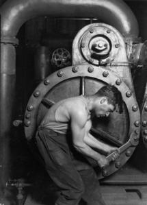 Ouvrier travaillant sur une machinerie : le XIXeme, époque de progrès et d'asservissement.
