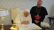 Benoît XVI signant Caritas in Veritate