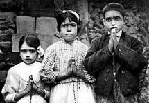 Les trois enfants de Fatima, dont deux ont été béatifiés par Jean-Paul II Les trois enfants de Fatima, dont deux ont été béatifiés par Jean-Paul II