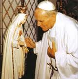 Jean-Paul II, après l'attentat du 13 mai 1981, " une main a tirée, une main maternelle a dévié la balle". La balle d'Ali Agça a été enchassée dans le couronne de la Vierge