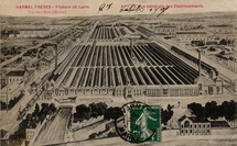 Vue d'ensemble de la filature de laine Harmel, dont l'entrée évoquait une entrée " sacralisée" rappelant un clocher d'église. On trouvait à l'intérieur aussi une chapelle, des habitations, un orphelinat, des lieux de détente, etc... Vue d'ensemble de la filature de laine Harmel, dont l'entrée évoquait une entrée " sacralisée" rappelant un clocher d'église. On trouvait à l'intérieur aussi une chapelle, des habitations, un orphelinat, des lieux de détente, etc...