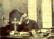 Paris, 3 avril 1873 - 28 mai 1950          Marc Sangnier a consacré sa vie et ses talents d'orateur et de journaliste à l'idée d'une démocratie fondée sur les forces morales et spirituelles de la foi chrétienne. Né dans une famille très pieuse de la grande bourgeoisie, il fait ses études à Paris, au collège Stanislas, tenu par les Marianistes, ouverts aux idées du catholicisme social prônées par le pape Léon XIII.  Déjà, il cherche à éveiller ses camarades à leurs devoirs  civiques et sociaux et collabore à la revue Le Sillon, fondée en 1894 par son ami Paul Renaudin. En 1899, Le Sillon se transforme en mouvement. Au sortir de l'École polytechnique, Sangnier renonce  une carrière d'officier pour en prendre la direction.            Cherchant à réconcilier le catholicisme avec le régime républicain, Le Sillon s'est fixé pour but de "travailler à développer les forces sociales du catholicisme dans la société contemporaine". "Les beaux temps du Sillon" se consacrent à l'éducation populaire ; "le plus grand Sillon" s'ouvre aussi à tous ceux qui croient aux valeurs spirituelles et humaines.  Entre 1899 et 1910, à une époque où les idées dominantes de la Troisième République sont mises en cause, où s'installe un climat de religiosité et où émergent des préoccupations sociales, Le Sillon va marquer son influence sur de larges franges de la population française.