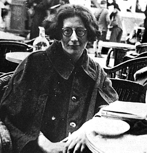 Simone Weil se rapproche peu à peu du christianisme. Elle éprouve la présence du Christ, à partir de l'année 1938, et entre en contact avec des prêtres et des religieux, afin de leur poser des questions sur la foi de l'Église catholique. Le père Joseph-Marie Perrin, religieux dominicain, l'accompagnera et aura un rôle important lorsqu'elle sera à Marseille, entre 1940 et 1942. Mais elle reste très discrète sur son évolution spirituelle, et ce n'est qu'après sa mort que ses amis découvriront la profondeur inouïe de sa vie spirituelle. Juive, lucide sur ce qui se passe en Europe, elle est sans illusion sur ce qui les menace, elle et sa famille, dès le début de la guerre. Lorsque Paris est déclarée « ville ouverte », le 13 juin 1940, elle et sa famille se réfugient à Marseille. C'est à cette époque qu'elle commence la rédaction de ses Cahiers. Les études qu'elle rédige sur la Grèce, sur la philosophie grecque, en particulier sur Platon, seront rassemblées après la guerre dans deux volumes : La Source grecque et les Intuitions pré-chrétiennes. Elle travaille également sur la physique contemporaine, et écrit sur la théorie des quanta. Elle entre en contact avec les Cahiers du Sud, la revue littéraire la plus importante de la France libre, et participe à la Résistance en distribuant les Cahiers du Témoignage Chrétien, réseau de résistance organisé par les jésuites de Lyon.