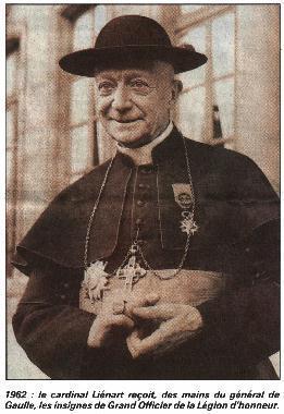 Mais Mgr Liénart a reçu cette réponse. Nommé au siège de Lille le 6 octobre 1928, il connaît bien le conflit, qui oppose syndicats et patronal chrétien, pour avoir été curé-doyen de Saint-Christophe à Tourcoing. Son premier geste spectaculaire de soutien aux grévistes est suivi d’une lettre parue dans la « Semaine religieuse de Lille » du 3 mars 1929, dans laquelle il s’explique : « J’ai reconnu la voix de l’âme chrétienne dans cette demande d’arbitrage formulée par les syndicats libres (…) ; l’arbitrage est un moyen, supérieur à la lutte sans merci (…) ; ceux qui le proposent et l’acceptent, sans savoir à qui l’arbitre donnera raison, font un geste que l’Eglise et la conscience approuvent »… « Si les communistes seuls donnent des secours à leurs adhérents, nos chrétiens, dans une extrême misère, seront tentés de s’inscrire dans leurs rangs ». Le nouvel évêque prend nettement position en faveur des grévistes. Mais Mgr Liénart a reçu cette réponse. Nommé au siège de Lille le 6 octobre 1928, il connaît bien le conflit, qui oppose syndicats et patronal chrétien, pour avoir été curé-doyen de Saint-Christophe à Tourcoing. Son premier geste spectaculaire de soutien aux grévistes est suivi d’une lettre parue dans la « Semaine religieuse de Lille » du 3 mars 1929, dans laquelle il s’explique : « J’ai reconnu la voix de l’âme chrétienne dans cette demande d’arbitrage formulée par les syndicats libres (…) ; l’arbitrage est un moyen, supérieur à la lutte sans merci (…) ; ceux qui le proposent et l’acceptent, sans savoir à qui l’arbitre donnera raison, font un geste que l’Eglise et la conscience approuvent »… « Si les communistes seuls donnent des secours à leurs adhérents, nos chrétiens, dans une extrême misère, seront tentés de s’inscrire dans leurs rangs ». Le nouvel évêque prend nettement position en faveur des grévistes.