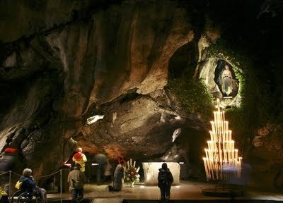 Le sourire de la Vierge Marie à Lourdes, Benoît XVI et Saint Jean-Paul II.