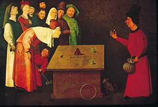 "L’Escamoteur aurait été peint entre 1475 et 1480. C’est une œuvre qui se moque de la stupidité, de la naïveté du peuple. Elle se classe dans les tableaux à scènes moralisatrices. Sur ce tableau, une dizaine de personnes sont regroupées sur la partie gauche pour admirer les tours de passe-passe d’un prestidigitateur situé lui seul, à droite du tableau. Il tient une perle entre le pouce et l’index ; l’un des spectateurs la regarde attentivement, plié en deux. Si celui-ci était redressé, il dépasserait d’une tête les autres personnages. On peut voir une grenouille entre ses lèvres et une autre sur la table. La perspective de la table s’accorde assez mal avec le reste du tableau. Profitant de l’attention que porte le spectateur au charlatan, un moine qui se situe derrière le spectateur fait mine de regarder ailleurs pendant qu’il lui dérobe sa bourse bien remplie." (source :Vivat.be) "L’Escamoteur aurait été peint entre 1475 et 1480. C’est une œuvre qui se moque de la stupidité, de la naïveté du peuple. Elle se classe dans les tableaux à scènes moralisatrices. Sur ce tableau, une dizaine de personnes sont regroupées sur la partie gauche pour admirer les tours de passe-passe d’un prestidigitateur situé lui seul, à droite du tableau. Il tient une perle entre le pouce et l’index ; l’un des spectateurs la regarde attentivement, plié en deux. Si celui-ci était redressé, il dépasserait d’une tête les autres personnages. On peut voir une grenouille entre ses lèvres et une autre sur la table. La perspective de la table s’accorde assez mal avec le reste du tableau. Profitant de l’attention que porte le spectateur au charlatan, un moine qui se situe derrière le spectateur fait mine de regarder ailleurs pendant qu’il lui dérobe sa bourse bien remplie." (source :Vivat.be)