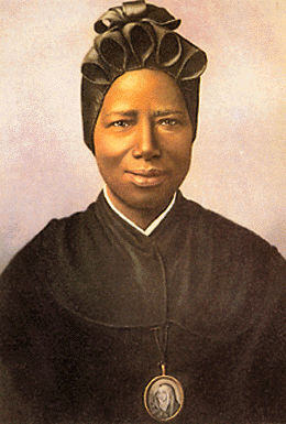 Sainte Joséphine Bakhita « a fait l’expérience de la cruauté et de la brutalité avec lesquelles l’homme peut traiter ses semblables. Enlevée et vendue comme esclave quand elle était encore enfant, elle a connu beaucoup trop la souffrance et ce que c’est que d’être réduit à l’état de victime, des maux qui affligent toujours d’innombrables hommes et femmes dans sa patrie, dans toute l’Afrique et dans le monde. Sa vie inspire la ferme détermination de travailler de manière efficace pour libérer les personnes de l’oppression et de la violence, en assurant que leur dignité soit respectée dans le plein exercice de leurs droits » Jean-Paul II. Sainte Joséphine Bakhita « a fait l’expérience de la cruauté et de la brutalité avec lesquelles l’homme peut traiter ses semblables. Enlevée et vendue comme esclave quand elle était encore enfant, elle a connu beaucoup trop la souffrance et ce que c’est que d’être réduit à l’état de victime, des maux qui affligent toujours d’innombrables hommes et femmes dans sa patrie, dans toute l’Afrique et dans le monde. Sa vie inspire la ferme détermination de travailler de manière efficace pour libérer les personnes de l’oppression et de la violence, en assurant que leur dignité soit respectée dans le plein exercice de leurs droits » Jean-Paul II.