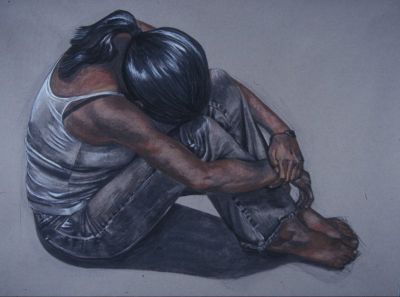 Décompensation Dans le cadre d’un processus psychologique, la décompensation est une réaction à une situation émotionnelle extrême. Le plus souvent, il s’agit de la mise à jour trop brutale ou forcée et donc la confrontation sans préparation, de certains éléments psychiques personnels lourds, qui provoque un effondrement général de la personnalité de l’individu. Parallèlement, cet effondrement entraîne des conséquences pouvant aller de la dépression jusqu’au suicide ou à l’agression de tiers (passage à l’acte : voir lexique cigap.org). Une décompensation peut aussi mettre en lumière une pathologie psychiatrique jusque là latente. Lorsque l’on parle de situation émotionnelle extrême, elle l’est dans le vécu de la personne concernée, c’est à dire d’une manière spécifique et personnelle. Il peut être question, par exemple, de la découverte par le "sujet", d’un secret de famille, mais aussi d’une émotion restée jusque là "sourde" à lui, comme la haine, l’amour, la jalousie, la rancoeur, la frustration… envers une autre personne. Conséquence d’entretiens avec un pseudo-psychothérapeute On notera aussi que, lorsqu’une pseudo psychothérapie est menée par une personne non formée sérieusement en psycho-pathologie et en psychologie clinique ce phénomène peut aussi se produire fréquemment. (Les seuls professionnels en France actuellement sont les psychologues cliniciens pathologues en titre et formés en complément en psychothérapie). En effet, un pseudo-psychothérapeute ou "coach", ou "psy-praticien" ou "psy-chose" qui impose sa propre analyse de la situation au patient, ne prend pas en compte la maturité et l’évolution psychique de celui-ci. Cette manipulation du "client" existe dans de nombreuses méthodes dites thérapeutiques qui ne font, en fait, que "déplacer" le symptôme. L’effet thérapeutique n’est alors qu’illusoire ou très ponctuel. Ces psycho-thérapeutes charlatans satisfont ainsi plus leur désir de s’enrichir et de jouir grâce à leur pseudo pouvoir que de soigner l’être en souffrance. Ces pratiques peuvent "chroniciser" le mal être du client, voire provoquer un traumatisme important chez le sujet déjà bien fragilisé et ainsi le laisser sans aucune défense psychologique. Dans ce cas là , il n’a pas eu (ou on ne lui a pas laissé) le temps qui lui était personnellement nécessaire, pour élaborer, à son propre rythme, ce nouveau savoir qu’il a de lui et gérer le conflit psychique ainsi créé. Décompensation Dans le cadre d’un processus psychologique, la décompensation est une réaction à une situation émotionnelle extrême. Le plus souvent, il s’agit de la mise à jour trop brutale ou forcée et donc la confrontation sans préparation, de certains éléments psychiques personnels lourds, qui provoque un effondrement général de la personnalité de l’individu. Parallèlement, cet effondrement entraîne des conséquences pouvant aller de la dépression jusqu’au suicide ou à l’agression de tiers (passage à l’acte : voir lexique cigap.org). Une décompensation peut aussi mettre en lumière une pathologie psychiatrique jusque là latente. Lorsque l’on parle de situation émotionnelle extrême, elle l’est dans le vécu de la personne concernée, c’est à dire d’une manière spécifique et personnelle. Il peut être question, par exemple, de la découverte par le "sujet", d’un secret de famille, mais aussi d’une émotion restée jusque là "sourde" à lui, comme la haine, l’amour, la jalousie, la rancoeur, la frustration… envers une autre personne. Conséquence d’entretiens avec un pseudo-psychothérapeute On notera aussi que, lorsqu’une pseudo psychothérapie est menée par une personne non formée sérieusement en psycho-pathologie et en psychologie clinique ce phénomène peut aussi se produire fréquemment. (Les seuls professionnels en France actuellement sont les psychologues cliniciens pathologues en titre et formés en complément en psychothérapie). En effet, un pseudo-psychothérapeute ou "coach", ou "psy-praticien" ou "psy-chose" qui impose sa propre analyse de la situation au patient, ne prend pas en compte la maturité et l’évolution psychique de celui-ci. Cette manipulation du "client" existe dans de nombreuses méthodes dites thérapeutiques qui ne font, en fait, que "déplacer" le symptôme. L’effet thérapeutique n’est alors qu’illusoire ou très ponctuel. Ces psycho-thérapeutes charlatans satisfont ainsi plus leur désir de s’enrichir et de jouir grâce à leur pseudo pouvoir que de soigner l’être en souffrance. Ces pratiques peuvent "chroniciser" le mal être du client, voire provoquer un traumatisme important chez le sujet déjà bien fragilisé et ainsi le laisser sans aucune défense psychologique. Dans ce cas là , il n’a pas eu (ou on ne lui a pas laissé) le temps qui lui était personnellement nécessaire, pour élaborer, à son propre rythme, ce nouveau savoir qu’il a de lui et gérer le conflit psychique ainsi créé.