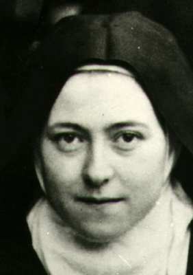 C’est à vous, ma Mère chérie, à vous qui êtes deux fois ma Mère, que je viens confier l’histoire de mon âme... Le jour où vous m’avez demandé de le faire, il me semblait que cela dissiperait mon coeur en l’occupant de lui-même, mais depuis Jésus m’a fait sentir qu’en obéissant simplement je lui serais agréable ; d’ailleurs je ne vais faire qu’une seule chose : Commencer à chanter ce que je dois redire éternellement : “ Les Miséricordes du Seigneur... ” (NHA 101) (Ps 89,2) Avant de prendre la plume, je me suis agenouillée devant la statue de Marie (NHA 102) (celle qui nous a donné tant de preuves des maternelles préférences de la Reine du Ciel pour notre famille,) je l’ai suppliée de guider ma main afin que je ne trace pas une seule ligne qui ne lui soit agréable. Ensuite ouvrant le Saint Évangile, mes yeux sont tombés sur ces mots : “ Jésus étant monté sur une montagne, il appela à Lui ceux qu’il lui plut ; et ils vinrent à Lui. ” (Saint Marc, chap. III, v. 13). (Mc 3,13) Voilà bien le mystère de ma vocation, de ma vie tout entière et surtout le mystère des privilèges de Jésus sur mon âme... ( premières lignes des Manuscrits de Thérèse) C’est à vous, ma Mère chérie, à vous qui êtes deux fois ma Mère, que je viens confier l’histoire de mon âme... Le jour où vous m’avez demandé de le faire, il me semblait que cela dissiperait mon coeur en l’occupant de lui-même, mais depuis Jésus m’a fait sentir qu’en obéissant simplement je lui serais agréable ; d’ailleurs je ne vais faire qu’une seule chose : Commencer à chanter ce que je dois redire éternellement : “ Les Miséricordes du Seigneur... ” (NHA 101) (Ps 89,2) Avant de prendre la plume, je me suis agenouillée devant la statue de Marie (NHA 102) (celle qui nous a donné tant de preuves des maternelles préférences de la Reine du Ciel pour notre famille,) je l’ai suppliée de guider ma main afin que je ne trace pas une seule ligne qui ne lui soit agréable. Ensuite ouvrant le Saint Évangile, mes yeux sont tombés sur ces mots : “ Jésus étant monté sur une montagne, il appela à Lui ceux qu’il lui plut ; et ils vinrent à Lui. ” (Saint Marc, chap. III, v. 13). (Mc 3,13) Voilà bien le mystère de ma vocation, de ma vie tout entière et surtout le mystère des privilèges de Jésus sur mon âme... ( premières lignes des Manuscrits de Thérèse)