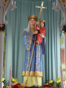 Sanctuaire marial chinois ( près de Pinyingshan) : proche du texte biblique " Je mettrai entre la femme et toi une hostilité, tu lui mordras le talon, sa descendance t'écraseras la tête", la lance en forme de croix rappelle la victoire de la Croix sur le mal, symbolisé par le serpent de la Genèse, et non pas le dragon! Sanctuaire marial chinois ( près de Pinyingshan) : proche du texte biblique " Je mettrai entre la femme et toi une hostilité, tu lui mordras le talon, sa descendance t'écraseras la tête", la lance en forme de croix rappelle la victoire de la Croix sur le mal, symbolisé par le serpent de la Genèse, et non pas le dragon!