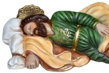 Saint Joseph endormi, le pape François raconte confier ses soucis en plaçant des billets avec ses intentions sous une statuette de st Joseph endormi