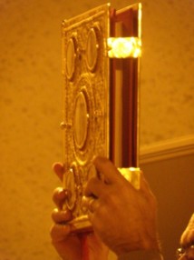Le célibat sacerdotal et la virginité consacrée, signes lumineux de la charité pastorale. Benoît XVI