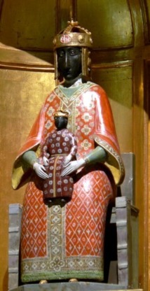 Reproduction de la Vierge Noire d'origine vénérée au Puy en Velay. Cette copie se trouve dans la chapelle latérale, dite " des reliques", et non pas dans le choeur où se trouve une autre Vierge Noire placée après la Révolution frnaçaise en remplacement de la statue antique brulée par les révolutionnaires. Reproduction de la Vierge Noire d'origine vénérée au Puy en Velay. Cette copie se trouve dans la chapelle latérale, dite " des reliques", et non pas dans le choeur où se trouve une autre Vierge Noire placée après la Révolution frnaçaise en remplacement de la statue antique brulée par les révolutionnaires.