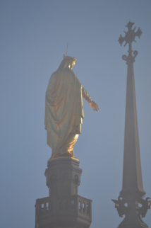 La Vierge de Fourvière au lever du soleil.