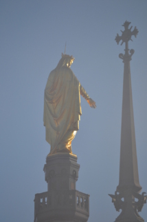 La Vierge de Fourvière au lever du soleil. La Vierge de Fourvière au lever du soleil.