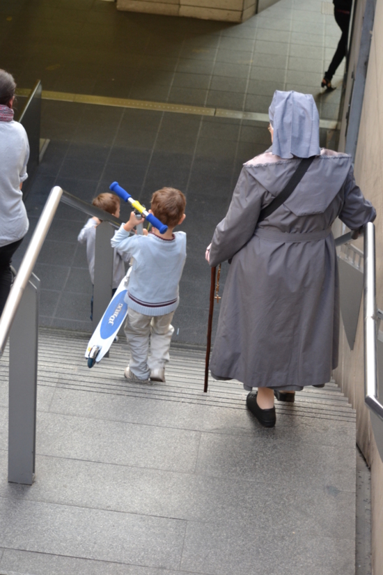 Le Rosaire, prière des humbles...merci à cette petite soeur inconnue qui passait dans le métro avec son rosaire discrètement égrené au milieu de la vie urbaine, des générations qui passent et demandent un peu de leur bénédiction aux priants qui portent le monde !