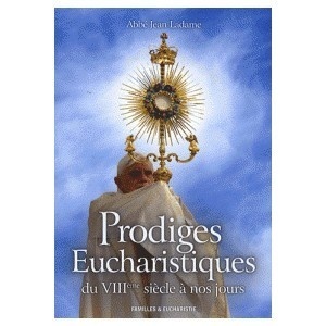 Les Evangiles nous ont rapporté un certain nombre de prodiges accomplis par le Christ durant sa vie terrestre. Ces faits extraordinaires témoignaient à la fois de sa mission divine et de la bonté de son cœur, l'ère messianique étant caractérisée, selon les prophètes, par une profusion de miracles. Cette ère n'a pas pris fin avec la montée au ciel du Fils de Dieu incarné et elle ne s'achèvera qu'avec la fin des temps. Aussi les apôtres et les saints ont-ils reçu du Sauveur en personne, non seulement le rôle d'annoncer, mais aussi le pouvoir d'accomplir les merveilles de Dieu. Pour sa part, le Christ ressuscité substantiellement présent dans l'Eucharistie continue à manifester qu'il demeure, même sous les apparences du sacrement, le maître de l'impossible. L'ouvrage de l'Abbé Ladame, consacré aux prodiges eucharistiques, nous rapporte précisément quelques-uns de ces faits extraordinaires qui attestent la réalité de la Présence du Christ dans l'Hostie et qui, de ce fait, confirment la foi des chrétiens vis-à-vis de ce dogme fondamental. Dans un passé récent, certains ont cru bon de minimiser les miracles et leur portée. Mais peut-on, si l'on est de bonne foi, nier des événements authentiques, rapportés par des témoins intelligents et dignes de foi, même si ces faits nous dépassent et demeurent sans explications naturelles? L'auteur de ce livre a justement cherché, après maintes investigations, à nous montrer que les miracles qu'il raconte étaient réellement arrivés, même si parfois, dans la suite, des détails légendaires v ont été ajoutés. Il appartiendra aux lecteurs de ce livre d'interpréter ces faits, d'en déceler les causes véritables. En tout cas, l'Eucharistie est à l'origine de ces prodiges. Celle-ci n'est donc pas un simple mémorial de la mort de Jésus, ou le signe d'une présence toute spirituelle du Christ, mais le sacrement de la substance même de son Corps et de son Sang livrés pour la vie du monde. Les Evangiles nous ont rapporté un certain nombre de prodiges accomplis par le Christ durant sa vie terrestre. Ces faits extraordinaires témoignaient à la fois de sa mission divine et de la bonté de son cœur, l'ère messianique étant caractérisée, selon les prophètes, par une profusion de miracles. Cette ère n'a pas pris fin avec la montée au ciel du Fils de Dieu incarné et elle ne s'achèvera qu'avec la fin des temps. Aussi les apôtres et les saints ont-ils reçu du Sauveur en personne, non seulement le rôle d'annoncer, mais aussi le pouvoir d'accomplir les merveilles de Dieu. Pour sa part, le Christ ressuscité substantiellement présent dans l'Eucharistie continue à manifester qu'il demeure, même sous les apparences du sacrement, le maître de l'impossible. L'ouvrage de l'Abbé Ladame, consacré aux prodiges eucharistiques, nous rapporte précisément quelques-uns de ces faits extraordinaires qui attestent la réalité de la Présence du Christ dans l'Hostie et qui, de ce fait, confirment la foi des chrétiens vis-à-vis de ce dogme fondamental. Dans un passé récent, certains ont cru bon de minimiser les miracles et leur portée. Mais peut-on, si l'on est de bonne foi, nier des événements authentiques, rapportés par des témoins intelligents et dignes de foi, même si ces faits nous dépassent et demeurent sans explications naturelles? L'auteur de ce livre a justement cherché, après maintes investigations, à nous montrer que les miracles qu'il raconte étaient réellement arrivés, même si parfois, dans la suite, des détails légendaires v ont été ajoutés. Il appartiendra aux lecteurs de ce livre d'interpréter ces faits, d'en déceler les causes véritables. En tout cas, l'Eucharistie est à l'origine de ces prodiges. Celle-ci n'est donc pas un simple mémorial de la mort de Jésus, ou le signe d'une présence toute spirituelle du Christ, mais le sacrement de la substance même de son Corps et de son Sang livrés pour la vie du monde.