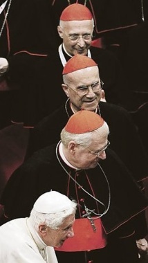 Renonciation à la charge du ministère pétrinien : faut-il opposer les choix de Jean-Paul II et de Benoît XVI?