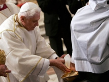 Le ministère du Pape, indivisible entre tous ses successeurs, la question du " pape émérite". Le ministère du Pape, indivisible entre tous ses successeurs, la question du " pape émérite".