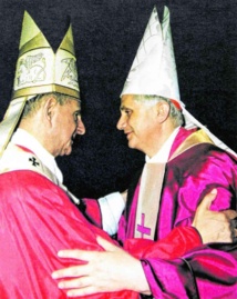 Accolade entre le pape Paul VI et le cardinal Ratzinger, lequel a fait notablement avancer le procès de béatification de son prédécesseur.