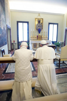 Baiser de Judas médiatique à l'orée de la Semaine Sainte...Benoît, François, et la Croix.