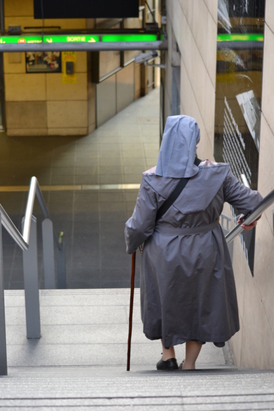 La vieille religieuse et le jeune prêtre.