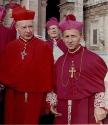 Le cardinal (en rouge). Photo de Roland von Bagratuni Le cardinal (en rouge). Photo de Roland von Bagratuni
