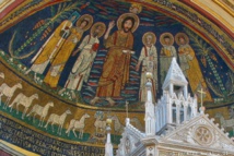 La mosaïque de l'abside, du IXe siècle, montre Jésus avec Saint-Paul, Agathe et Valérien à sa droite ; Saints Pierre et Cécile à sa gauche. Puis, tout à gauche, portant une maquette d'église à la main, Pascal, encore en vie à l'époque où furent réalisées ces mosaïques, d'où son nimbe carré et bleu. Cécile porte ses habits de patricienne, tout comme Agathe, autre Vierge consacrée martyr citée dans la plus ancienne prière eucharistique. La mosaïque de l'abside, du IXe siècle, montre Jésus avec Saint-Paul, Agathe et Valérien à sa droite ; Saints Pierre et Cécile à sa gauche. Puis, tout à gauche, portant une maquette d'église à la main, Pascal, encore en vie à l'époque où furent réalisées ces mosaïques, d'où son nimbe carré et bleu. Cécile porte ses habits de patricienne, tout comme Agathe, autre Vierge consacrée martyr citée dans la plus ancienne prière eucharistique.