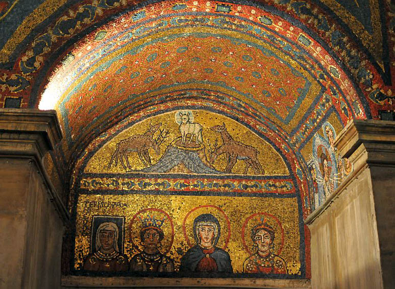 Rome, Basilique de ste Praxède, La Vierge Marie, entourée de Sainte Praxède et Sainte Pudentiana, ainsi que de la donatrice de la mosaïque.