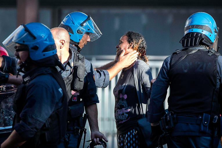 Un policier italien console une migrante le 24 Août 2017 après une évacuation forcée d'une place de la ville de Rome. Photo Angelo Carconi. Dans un contexte d'évacuation violente de Migrants squattant une place et dormant dehors, chassés  traités avec mépris...un policier est pris en flagrant délit! Flagrant délit...d'humanité!