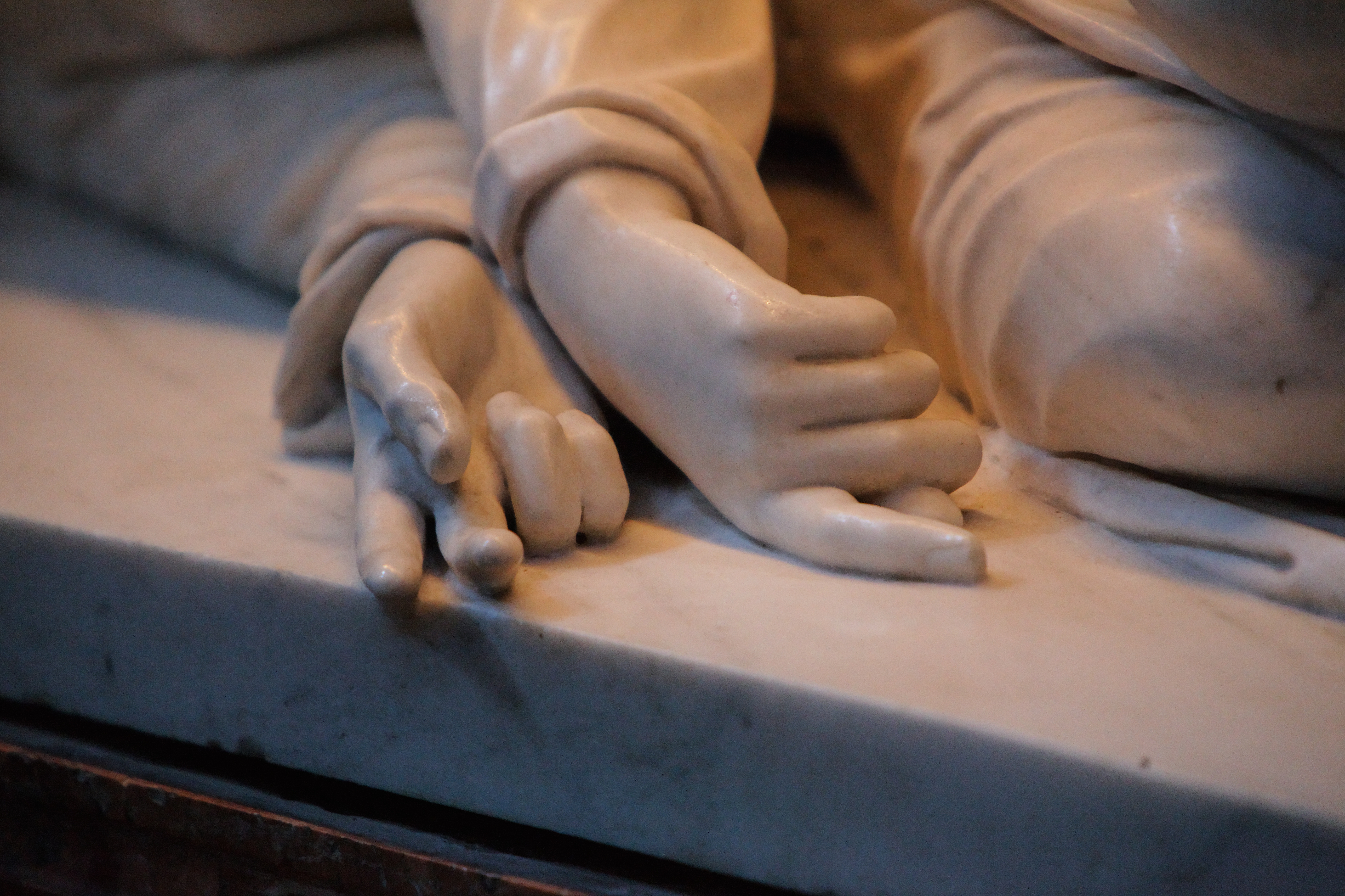 Bosio, archéologue de la Renaissance, redécouvrit l'emplacement exact et la tombe de Sainte Cécile en se basant sur la Legenda et sur des recherches scientifiques. Lorsqu'il redécouvrit le corps de Cécile, la tombe fut ouverte en présence de témoins, dont le sculpteur Maderno. Tous eurent la stupéfaction de découvrir un corps intact, témoignage impressionnant d'un martyr douloureux et paisible à la fois. La position du corps et notamment l'étonnant geste trinitaire jusque dans la mort furent fidèlement reproduit par Maderno. Bosio, archéologue de la Renaissance, redécouvrit l'emplacement exact et la tombe de Sainte Cécile en se basant sur la Legenda et sur des recherches scientifiques. Lorsqu'il redécouvrit le corps de Cécile, la tombe fut ouverte en présence de témoins, dont le sculpteur Maderno. Tous eurent la stupéfaction de découvrir un corps intact, témoignage impressionnant d'un martyr douloureux et paisible à la fois. La position du corps et notamment l'étonnant geste trinitaire jusque dans la mort furent fidèlement reproduit par Maderno.