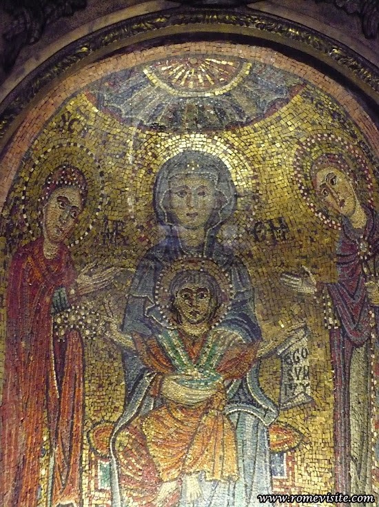 Mosaïque de la basilique sainte Praxède : la Vierge Marie entourée des deux premières Vierges Consacrées, l'une par le martyr, l'autre par la remise du voile liturgique, Praxède et Prudentienne.