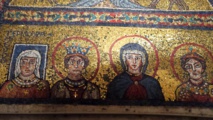 Basilique de sainte Praxède à Rome. Praxède et sa soeur Prudentienne entourent la Vierge Marie. Praxède est considérée par Dom Guéranger comme une des premières Vierges dont on ait la preuve de la bénédiction liturgique. Sa soeur est morte martyr, toutes deux sont contemporaines de Saint Pierre et Saint Paul Basilique de sainte Praxède à Rome. Praxède et sa soeur Prudentienne entourent la Vierge Marie. Praxède est considérée par Dom Guéranger comme une des premières Vierges dont on ait la preuve de la bénédiction liturgique. Sa soeur est morte martyr, toutes deux sont contemporaines de Saint Pierre et Saint Paul