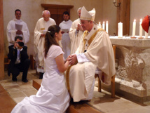 À ces formes de vie consacrée s’ajoute l’ordre des vierges qui, exprimant le propos sacré de suivre le Christ de plus près, sont consacrées à Dieu par l’Évêque diocésain selon le rite liturgique approuvé, épousent mystiquement le Christ Fils de Dieu et sont vouées au service de l’Église. Canon 604 À ces formes de vie consacrée s’ajoute l’ordre des vierges qui, exprimant le propos sacré de suivre le Christ de plus près, sont consacrées à Dieu par l’Évêque diocésain selon le rite liturgique approuvé, épousent mystiquement le Christ Fils de Dieu et sont vouées au service de l’Église. Canon 604