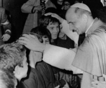 Paul VI bénissant des jeunes