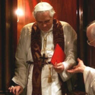 Benoît XVI sortant du confessional