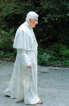 Benoît XVI en train de méditer le rosaire