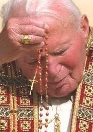 Jean-Paul II priant le rosaire