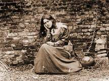 Thérèse de Lisieux dans le rôle de Jeanne d'Arc, Photo prise pour les " récréations" du Carmel et qui valut à la sainte une cruelle humiliation. Thérèse de Lisieux dans le rôle de Jeanne d'Arc, Photo prise pour les " récréations" du Carmel et qui valut à la sainte une cruelle humiliation.