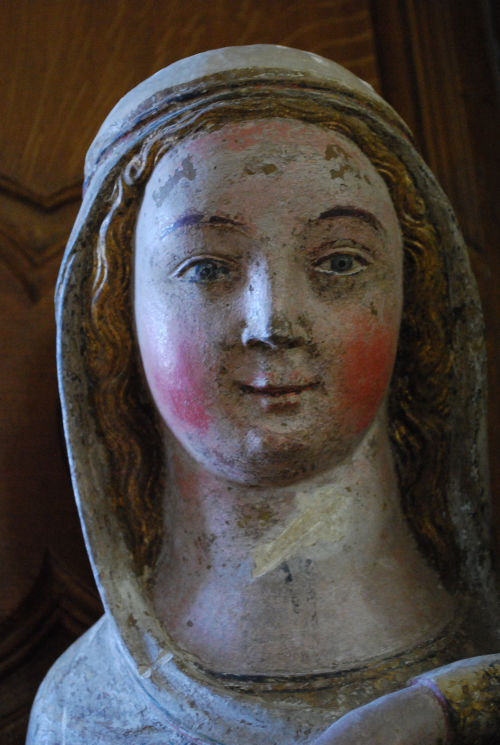Marie se fit connaître à Bernadette d'abord par son sourire, comme étant la porte la plus appropriée à la compréhension de son Mystère en tant qu'Immaculée Conception.