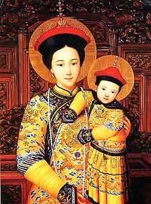 Notre Dame de Chine, vêtue des attributs de l'Impératrice, dont la couleur or réservée à la famille impériale, et ayant sur son vêtement...un dragon.
