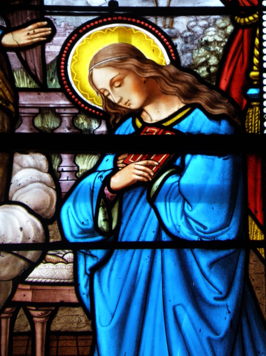 Vitrail Annonciation, Eglise des Carmes, le Puy en velay. Marie serre la Parole sur son coeur.