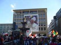 JMJ de Cologne, Benoît XVI sur écran géant. JMJ de Cologne, Benoît XVI sur écran géant.