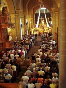 Nef de la Cathdrale du Puy pour les fêtes du 15 Aout, source, site du Diocèse du Puy, cliquez sur l'image