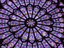 rosace de Notre Dame de Paris, une illustration des Mystères de la Foi reliés entre eux.