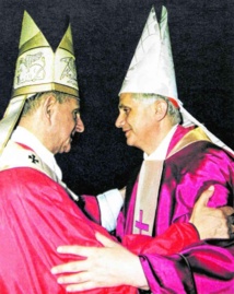 Accolade entre le pape Paul VI et le cardinal Ratzinger, lequel a fait notablement avancer le procès de béatification de son prédécesseur. Accolade entre le pape Paul VI et le cardinal Ratzinger, lequel a fait notablement avancer le procès de béatification de son prédécesseur.