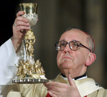 Comment ne pas l'aimer? La bonté de Jean XXIII, l'humilité de Benoît XVI, la simplicité de saint François, la théologie d'Ignace de Loyola.... Comment ne pas l'aimer? La bonté de Jean XXIII, l'humilité de Benoît XVI, la simplicité de saint François, la théologie d'Ignace de Loyola....